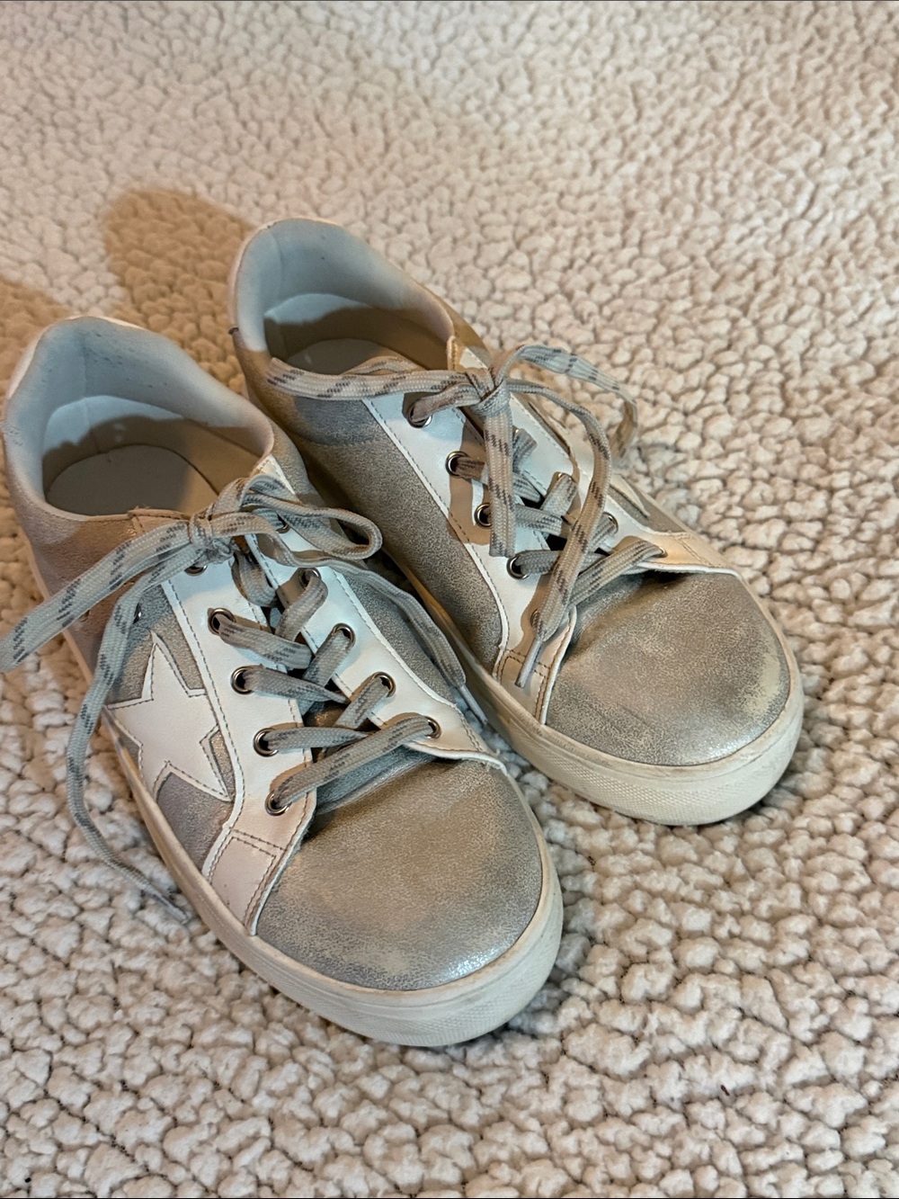 Mia Kids Star-Accent Casual Sneakers in Light Gray Size 4